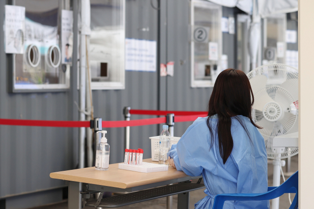 6일 오후 서울역 광장에 마련된 코로나19 선별진료소에서 의료진이 검사자를 기다리고 있다. /연합뉴스