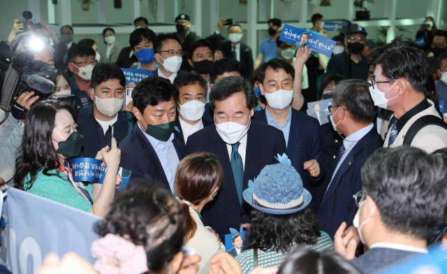 이낙연 전 더불어민주당 대표가 7일 인천국제공항 2터미널에서 미국으로 출국하기 전 지지자들과 인사하고 있다. 연합뉴스