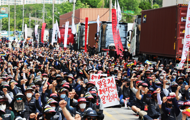 7일 오전 경기도 의왕시 내륙컨테이너기지(ICD) 앞에서 열린 화물연대 서울경기지부 총파업 출정식에서 노조원들이 구호를 외치고 있다. /연합뉴스