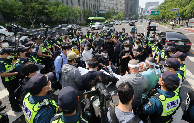 전국장애인차별철폐연대(전장연) 회원들이 지난 2일 오전 서울특별시의회 앞 세종대로에서 도로 점거 시위를 하고 있다. 연합뉴스