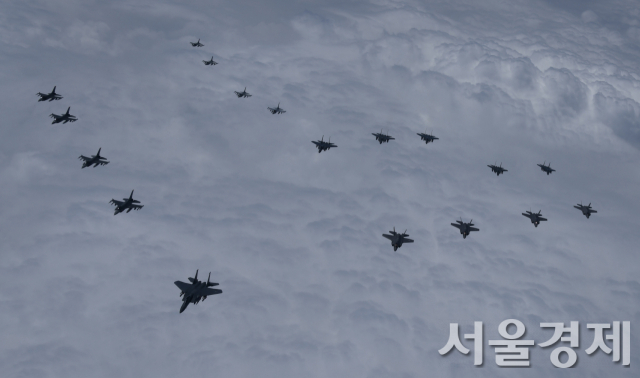 한미 공군의 전투기 20대가 7일 오전 서해상에서 공중 무력시위 비행을 하며 최근 북한의 연이은 미사일 발사 도발에 맞대응하고 있다. 사진 제공=합참