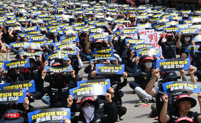 공공운수노조 화물연대본부는 화물자동차 안전 운임제 일몰 폐지 및 확대, 고유가에 따른 운송료 인상 등을 요구하며 7일 0시부터 무기한·전면 총파업에 돌입했다. 성형주 기자