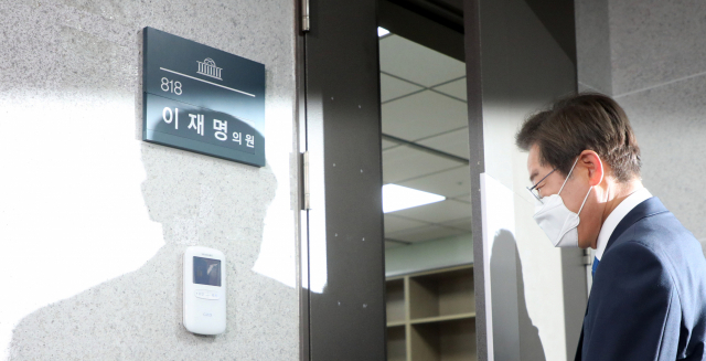 이재명 더불어민주당 의원이 7일 오전 국회 의원회관으로 첫 등원을 하고 있다./권욱 기자 2022.06.07