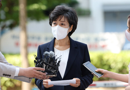 박순애 사회부총리 겸 교육부 장관 후보자가 지난달 27일 여의도에 마련된 인사청문회 준비 사무실로 출근하고 있다. 연합뉴스