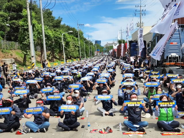 7일 오전 경기도 의왕시 내륙컨테이너기지(ICD) 앞에서 열린 화물연대 서울경기지부 총파업 출정식에서 노조원들이 손피켓을 든 채 구호를 외치고 있다. 김남명 기자