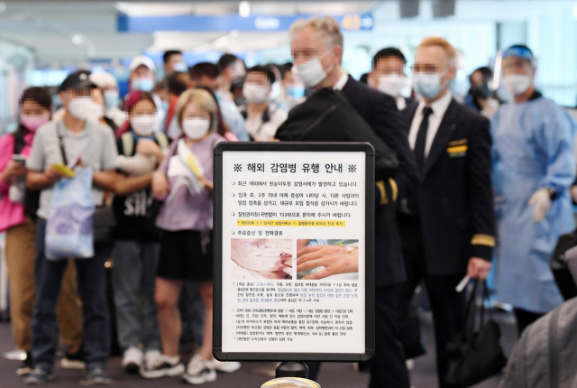 27일 오전 인천국제공항 제1터미널 입국장에 해외입국자들이 검역을 받기 위해 대기하고 있다. 연합뉴스