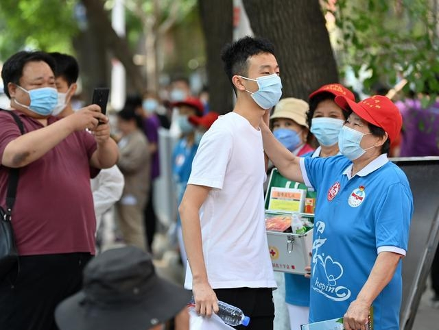 중국 수험생이 마스크 쓰고 고사장으로 들어가는 모습이다. 연합뉴스=신화사 캡처