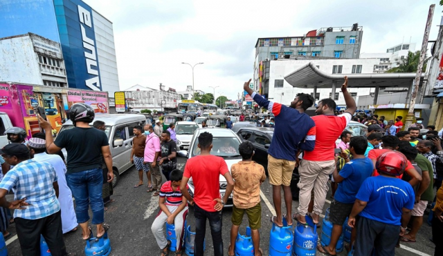 8일 스리랑카 수도 콜롬보 시내에서 가스통 충전을 기다리는 주민들이 긴 행렬을 이루며 주변 통행을 막고 있다. AFP연합뉴스