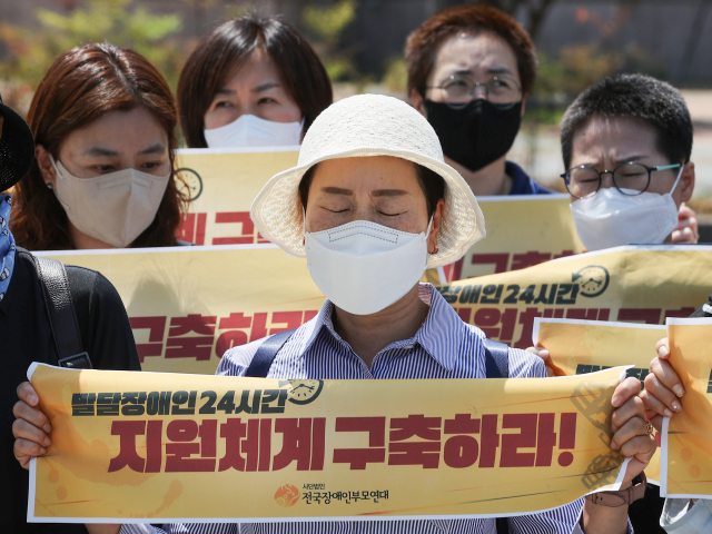 지난달 31일 오전 서울 용산구 대통령 집무실 앞에서 전국장애인부모연대 집회 참가자들이 '49재 기간 집중투쟁 선포' 기자회견을 진행하고 있다. 연합뉴스