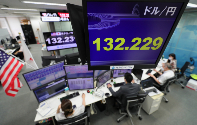 7일 일본 도쿄에 있는 한 금융회사 전광판에 달러당 132엔을 넘어선 엔·달러 환율 현황이 띄워져 있다. EPA연합뉴스