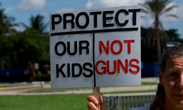 총기 규제 강화를 외치는 시민의 피켓에 '총이 아니라 우리 아이들을 보호하라'고 적혀있다. AFP연합뉴스