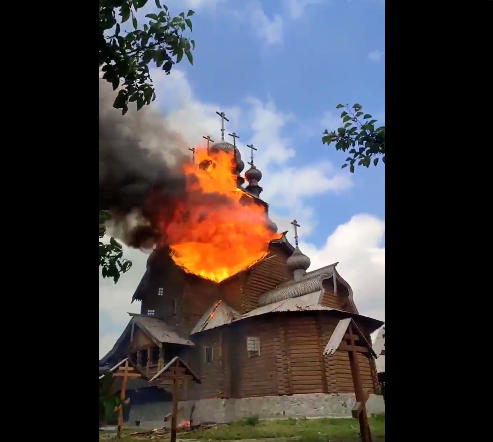 우크라이나 스비아토히르스크 위치한 라브라 수도원이 4일(현지시간) 러시아군의 폭격으로 화염에 휩싸였다. 트위터 캡처
