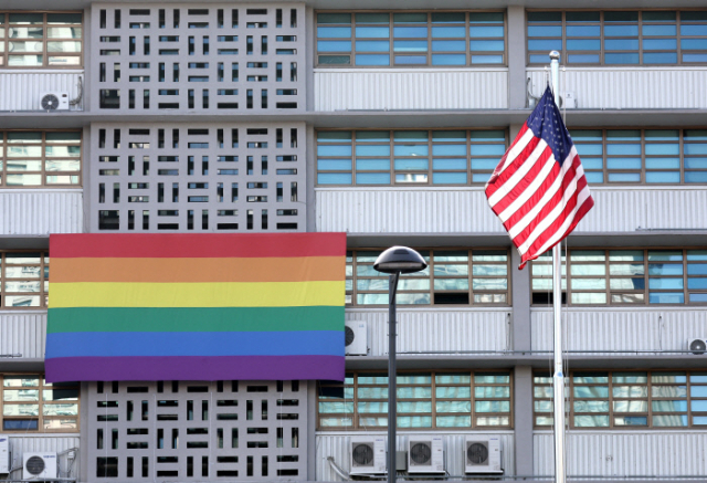 성소수자 인권의 달(LGBTQI+ Pride Month)을 맞아 7일 서울 세종대로 주한미국대사관 외벽에 성소수자를 상징하는 무지개 깃발이 걸려 있다. 연합뉴스