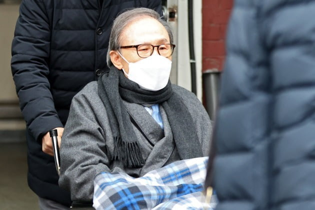 지난 2월 이명박 전 대통령이 안양교도소로 이감되고 있다. 연합뉴스