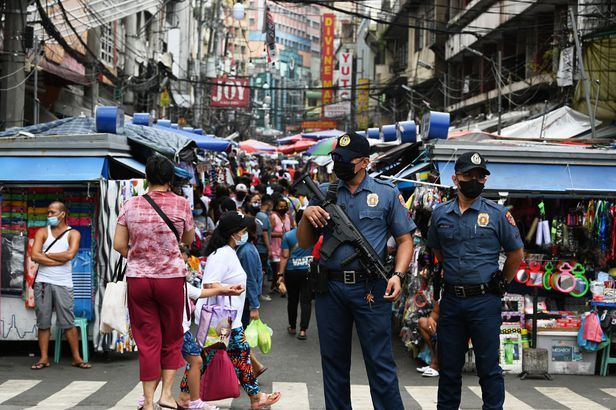 지난달 1일 경찰관들이 필리핀 마닐라의 한 시장거리에서 경비를 서고 있다. AFP연합뉴스