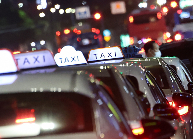 택시들이 지난달 12일 밤 강남역 인근 임시 승차대에 정차해 있다. 연합뉴스