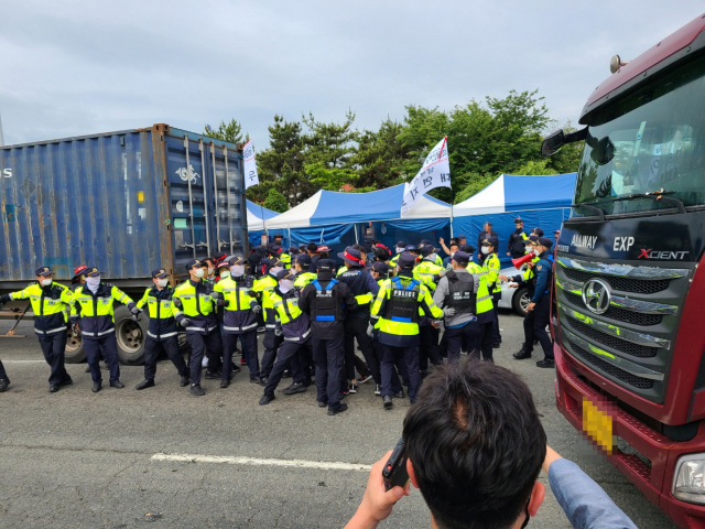 트레일러 막아서고 물병·계란 던진 화물연대 부산 노조원 2명 체포