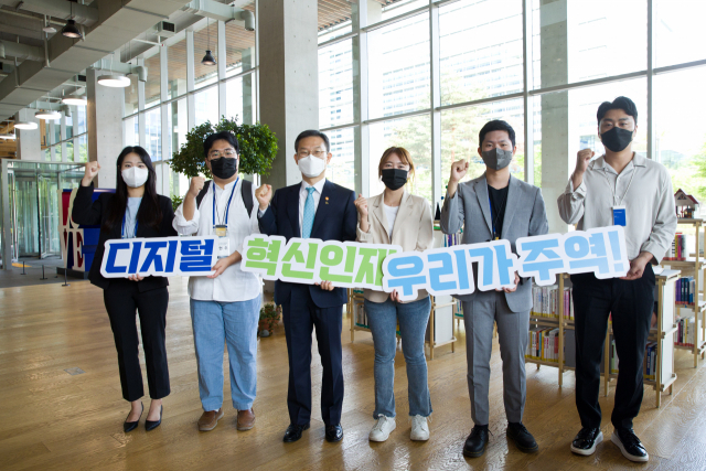 이종호(왼쪽 세 번째) 과학기술정보통신부 장관이 8일 오전 경기도 성남시 NHN을 방문해 개발자들과 파이팅을 외치고 있다. 사진 제공=과기정통부