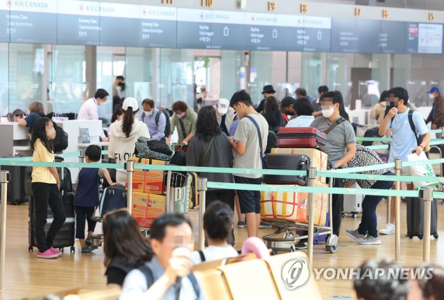 벌써 북적이는 인천공항…올 가을 100% 정상화 전망