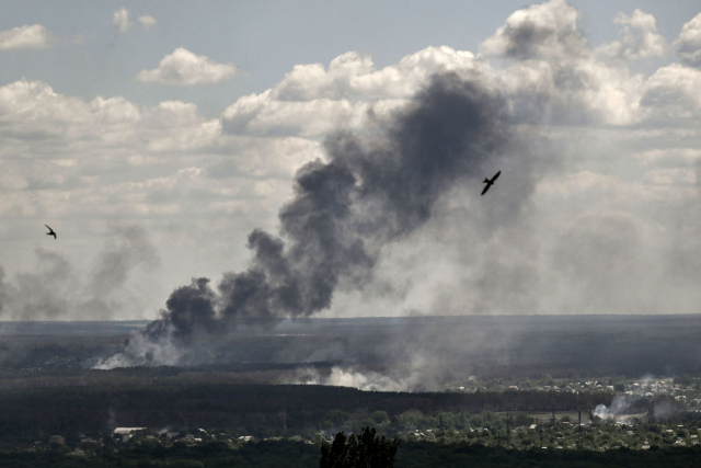 러시아군의 공격을 받고 있는 우크라이나 동부 돈바스 지역의 도시 세베로도네츠크 상공에서 포연이 치솟고 있다. 연합뉴스