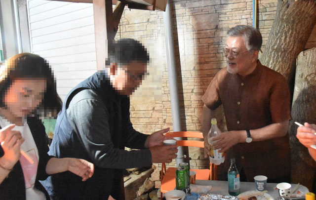문재인 전 대통령은 8일 경남 양산 평산마을 주민들과 도예 작업장에서 막걸리를 마시는 모습을 공개했다. 트위터