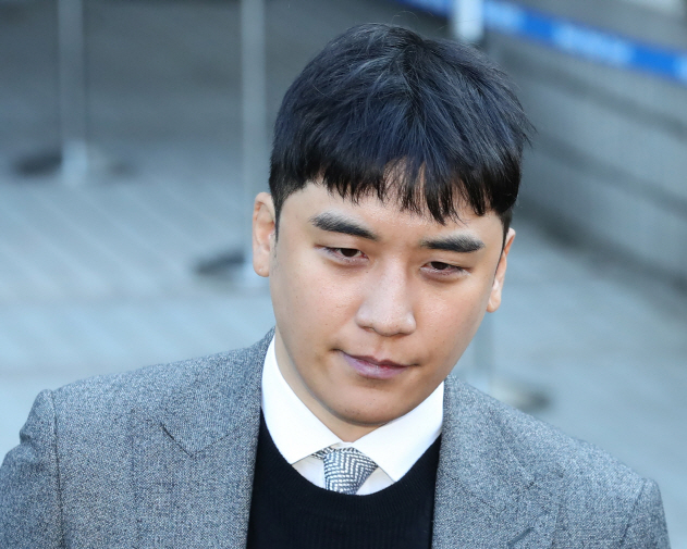 2020년 1월 13일 이승현씨가 서울중앙지법에서 열린 구속 전 피의자 심문(영장실질심사)을 받은 뒤 법원을 나서고 있다. 연합뉴스