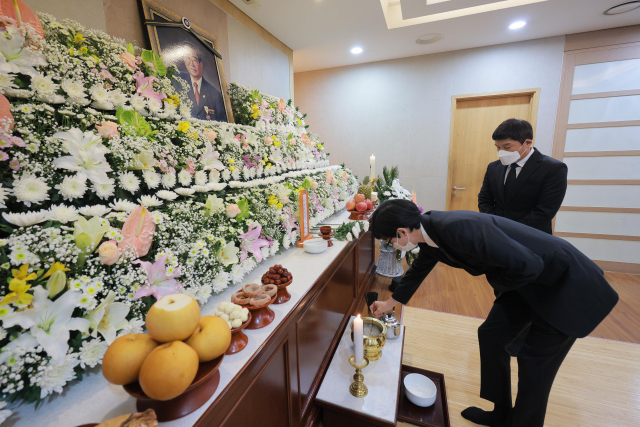 8일 오후 서울 종로구 서울대학교병원 장례식장에 마련된 송해의 빈소에서 방송인 유재석, 조세호가 고인을 애도하고 있다. 연합뉴스.