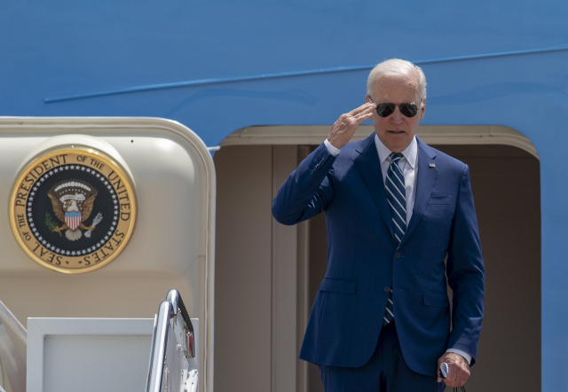 조 바이든 대통령이 미주 정상회의가 열리는 로스엔젤레스를 방문하기 위해 에어포스원에 오르고 있다./AP 연합뉴스
