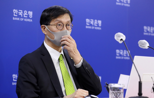 이창용 한국은행 총재가 지난달 26일 오전 서울 중구 한국은행에서 열린 통화정책방향 기자간담회에서 마스크를 매만지고 있다. 사진공동취재단