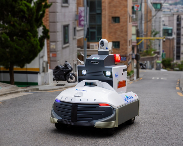 만도의 자율주행 순찰 로봇 ‘골리Ⅱ’가 서울 관악구 빌라촌을 순찰하고 있다. 사진 제공=만도