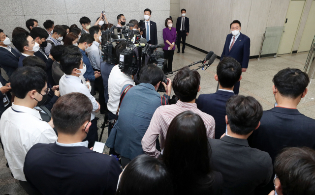 윤석열 대통령이 9일 오전 용산 대통령실 청사로 출근하며 취재진의 질문에 답하고 있다. 연합뉴스