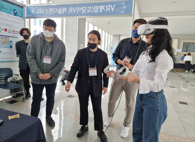 ‘2022 동서 AI 언박싱’ 행사에 참여한 학생들이 전시부스에 마련된 VR게임 체험을 하고 있다./사진제공=동서대