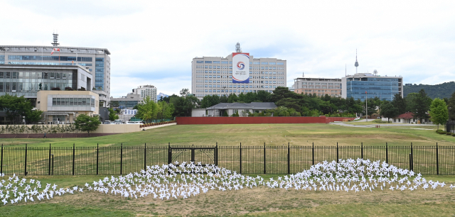 지난 7일 서울 용산구 용산공원 내 전망대에서 바라본 대통령실의 모습. 전망대에서는 대통령실과 용산공원 내 야구장을 조망할 수 있으며 헬기와 특수 차량 등 대통령 경호장비를 관람할 수 있는 대통령실 앞뜰 방문 프로그램이 마련된다. 정부는 10일부터 19일까지 열흘간 신용산역부터 대통령실 남쪽 구역을 지나 국립중앙방물관 북측에 이르는 직선거리 약 1.1km 구간을 시범 개방한다./오승현 기자