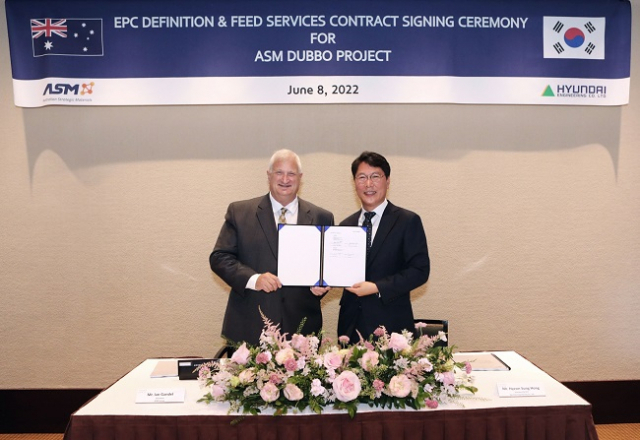 홍현성(오른쪽) 현대엔지니어링 대표이사와 이언 겐델 ASM 회장이 ‘더보 프로젝트’ 기본설계 계약을 체결하고 기념 사진을 촬영하고 있다. 사진 제공=현대엔지니어링