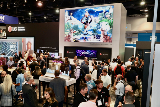 LG전자가 미국 라스베가스에서 열리는 상업용 디스플레이 전시회 인포콤 2022에서 캐비닛 16장을 사용해 만든 216형(화면 대각선 약 5.48m) LED 비디오월을 공개했다. 사진제공=LG전자