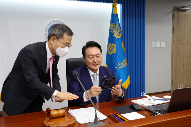 윤석열(오른쪽) 대통령과 이종호 과학기술정보통신부 장관이 지난 7일 국무회의에서 반도체 포토마스크를 살펴보고 있습니다. 사진제공=대통령실