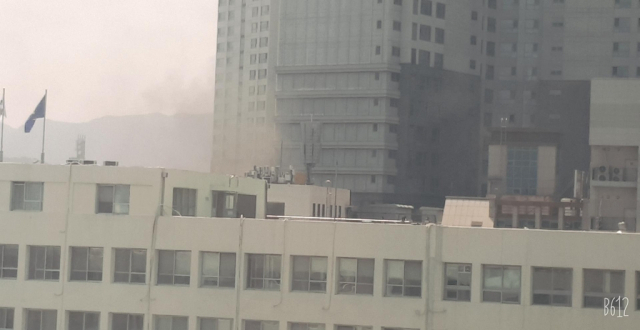 9일 대구 수성구 범어동 대구지방법원 인근에 위치한 변호사 사무실 빌딩에서 화재가 발생해 연기가 솟아오르고 있다. 연합뉴스
