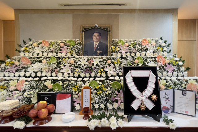 8일 오후 서울 종로구 서울대학교 병원 장례식장에 차려진 고(故) 송해의 빈소에 금관문화훈장이 놓여 있다. 연합뉴스