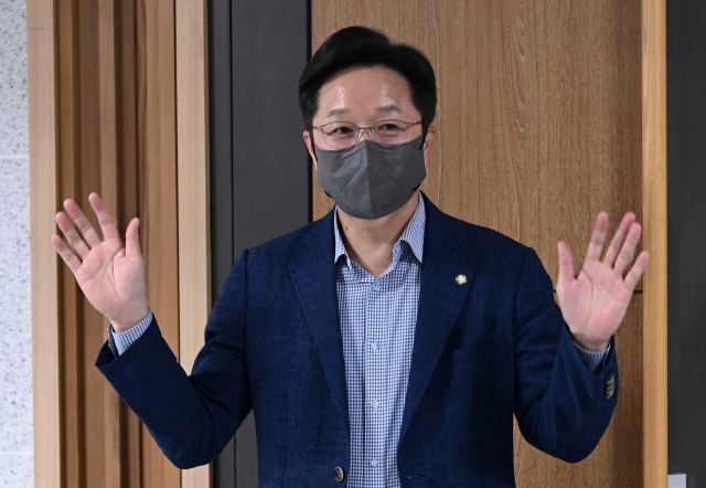 강병원 더불어민주당 의원이 9일 서울 여의도 국회의원회관에서 열린 재선의원 간담회가 비공개임을 알리고 있다. 성형주 기자