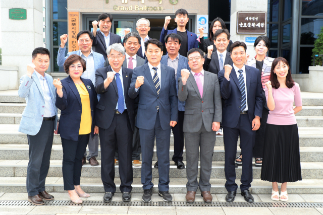 하은호(제1열 한 가운데)군포시장 당선인이 9일 인수위원들과 화이팅을 외치고 있다. /사진제공=군포시