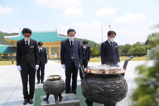 손태승(앞줄 가운데) 우리금융그룹 회장과 이원덕(뒷줄 왼쪽) 우리은행장이 8일 충남 계룡시에 위치한 계룡대를 방문해 3군 참모총장 면담 행사 후 국립대전현충원에서 참배를 드리고 있다. 사진 제공=우리금융