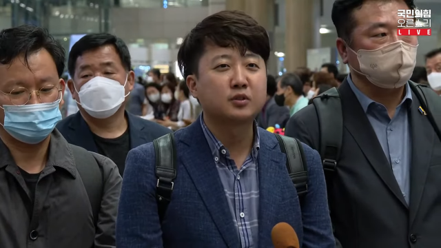 이준석 국민의힘 대표가 9일 인천국제공항에서 귀국한 뒤 기자들의 질문에 답을 하고 있다. / 사진제공=유튜브 ‘오른소리’ 캡쳐