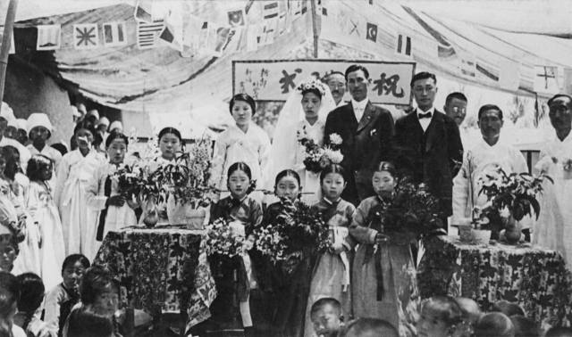 1920년대 한국의 결혼식 사진에서는 서양식 정장을 입은 신랑과 한복을 입은 신부를 확인할 수 있다. 이 시기에는 여성이 서양식 의복을 입는 일이 아주 드물었다. /사진제공=사회평론아카데미