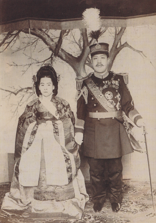 1907~1901년께 촬영된 순종 황제와 순정효황후의 초상사진에서 황후는 전통 한복을 입고, 황제는 유럽식 복식을 차려입는 식으로 남녀의 차이가 드러난다. /사진제공=사회평론아카데미