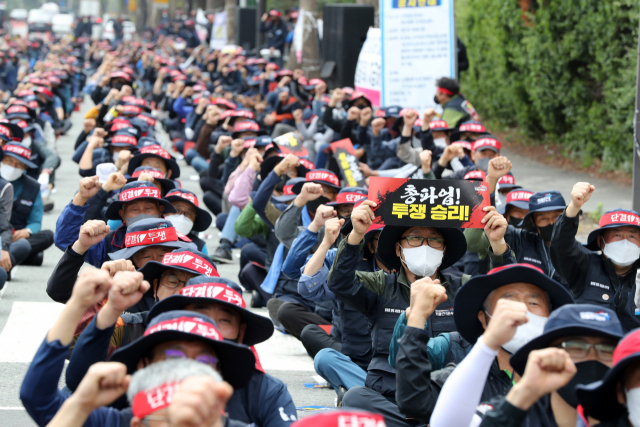 민주노총 공공운수노조 화물연대 포항지역본부 조합원들이 7일 경북 포항시 남구 괴동동 포스코 본사 앞에서 총파업 출정식을 하고 있다. 포항=연합뉴스