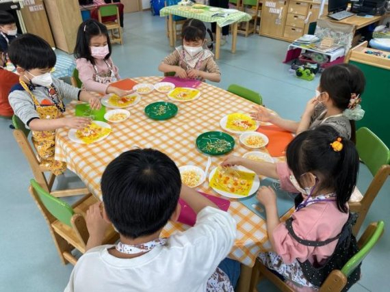 서울 종로구 혜화어린이집에서 원아들이 베트남 요리를 만들고 있다. 사진 제공=서울시