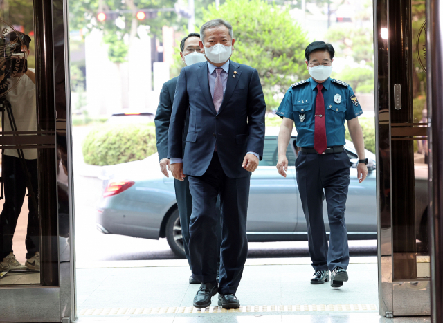 이상민(가운데) 행정안전부 장관이 9일 오후 김창룡 경찰청장과 면담을 위해 서울 서대문구 경찰청을 방문하고 있다.연합뉴스