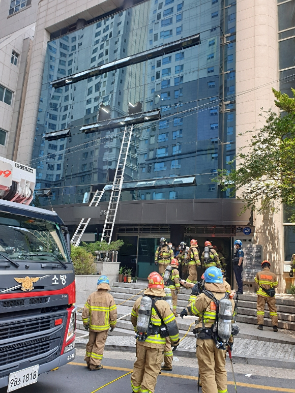 화재가 발생한 대구 범어동 법무빌딩 앞에서 소방관들이 9일 오전 화재를 진압한 뒤 현장을 수습하고 있다. 사진 제공=대구소방본부