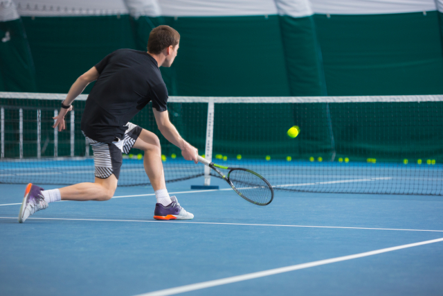 손목을 뒤로 젖히는 동작이 많은 테니스를 즐기는 이들은 외상과염 발생률이 높다. 이미지투데이