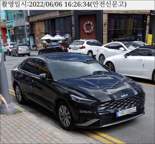 대전광역시 유성구에서 나흘간 불법주정차 차량 140대를 신고한 시민 A씨가 공유한 불법주차된 차량의 모습. 온라인 커뮤니티 캡처